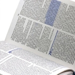 Bíblia de estudo Joyce Meyer com letra grande Capa flexível na cor salmão e beiras douradas
